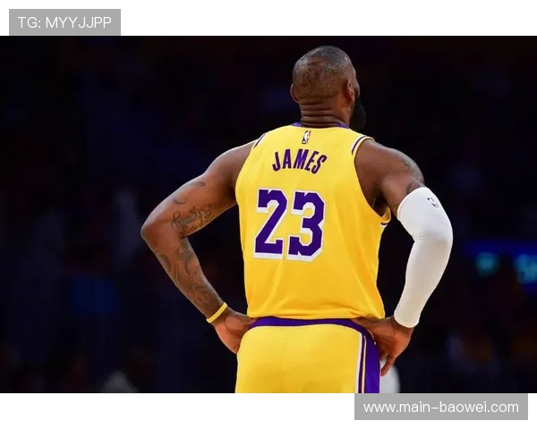 大范甘迪怒批詹姆斯状态下滑称其早应五六年前退役引发球迷热议